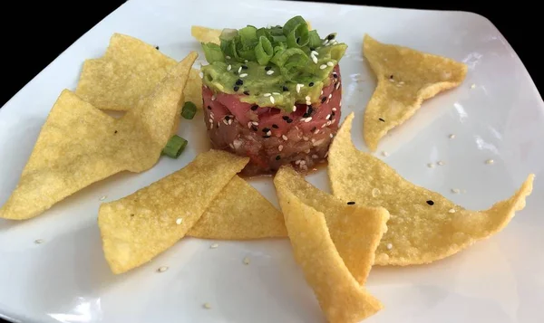 Porción Rodajas Frescas Atún Crudo Con Semillas Sésamo Patatas Fritas —  Fotos de Stock