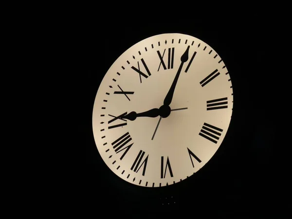Relógio Parede Com Algarismos Romanos Fundo Preto — Fotografia de Stock