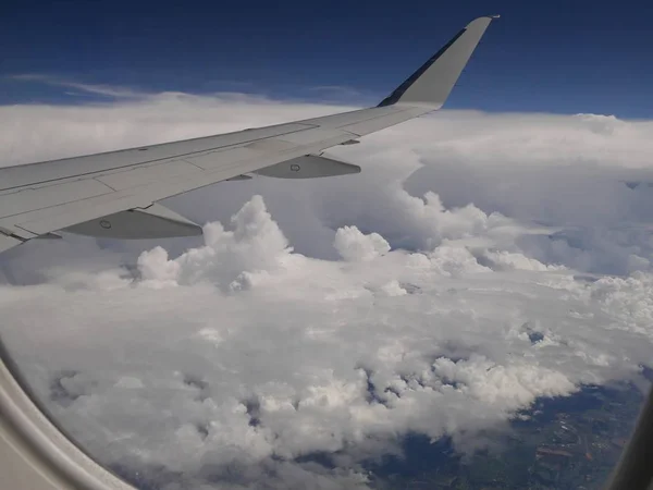 Okna Letadla Byla Vidět Bouřková Oblaka Křídlem Letadla — Stock fotografie