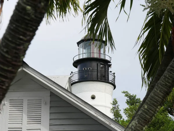 Horní Část Majáku Key West Viděná Střechy Dřevěné Budovy — Stock fotografie