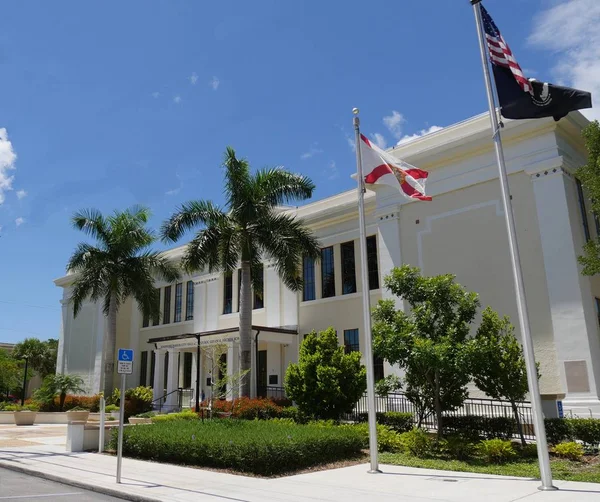 Ayuntamiento Key West Florida Con Banderas Frente — Foto de Stock