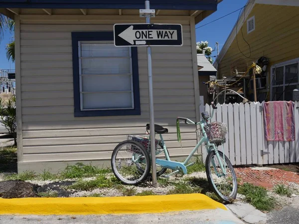 Una Las Casas Antiguas Con Una Bicicleta Atada Cartel Callejero — Foto de Stock