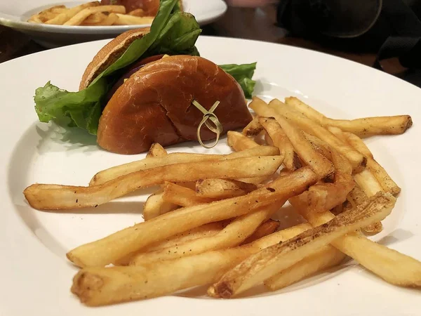 Close Meio Hambúrguer Servido Com Batatas Fritas Prato Branco — Fotografia de Stock