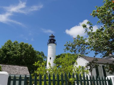 Key West deniz fenerinin ve kalecinin kamarasının geniş bir çekimi. Deniz feneri Key West, Florida tarihi bir cazibe olduğunu. 