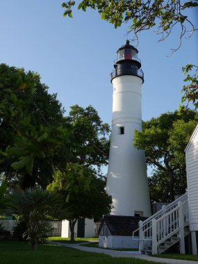 Key West deniz fenerinin tam görünümü, Key West, Florida'da tarihi bir cazibe merkezi. 