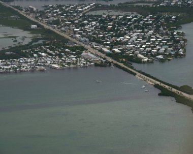 Abd Otoyolu 1 ile Key West havadan görünümü, bir uçak penceresinden görüldü. 