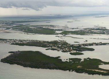 Yağmurlu bir öğleden sonra Key West geniş havadan görünümü.