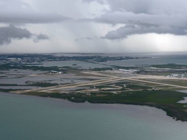 Yağmurlu bir öğleden sonra Key West havadan görünümü.