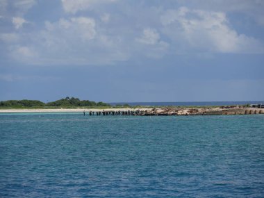 Fort Jefferson yakınındaki plajların geniş çekim mavi suları ile çevrili, Kuru Tortugas Milli Parkı. 
