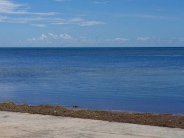 S Roosevelt Bulvarı'nda bir yürüyüş yolu boyunca plaj alanları, Key West, Florida.