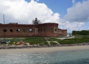 Dry Tortugas Milli Parkı'nda Fort Jefferson bir tarafında Orta geniş çekim, Key West turistik yerlerinden biri, Florida.