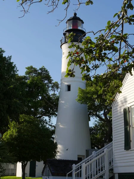 Key West Lighthouse Delvis Täckt Träd Hållarens Kvartal Vyn Fyren — Stockfoto