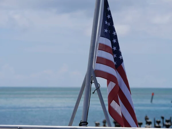 Bandeira Dos Estados Unidos Colocada Proa Navio Com Oceano Fundo — Fotografia de Stock