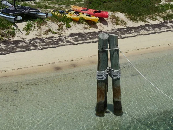 Postes Madera Agua Atados Con Cuerdas Con Coloridos Kayaks Fondo — Foto de Stock