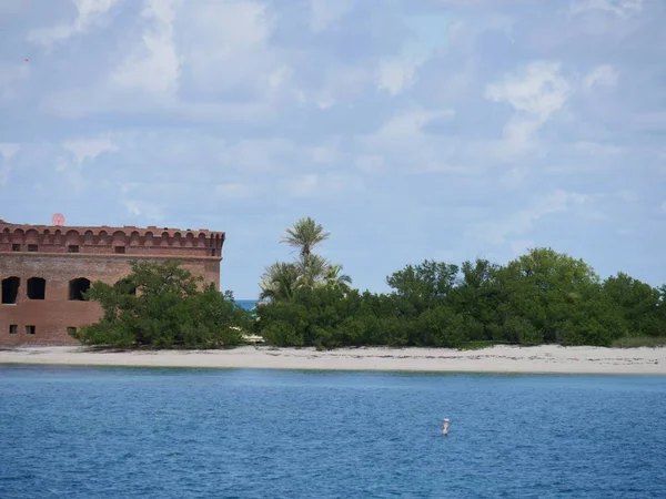 Hermosas Playas Arena Blanca Con Fort Jefferson Vista Lugar Histórico — Foto de Stock