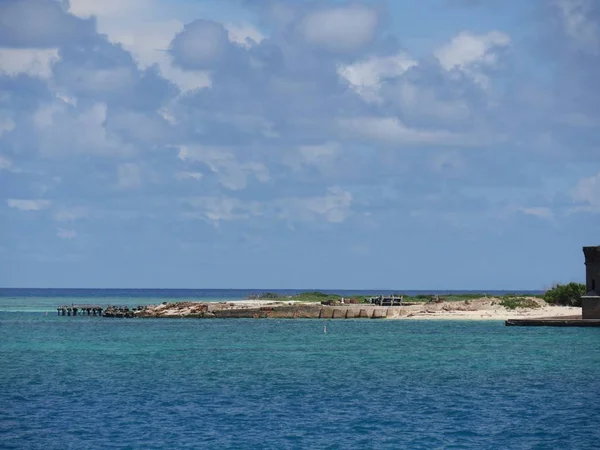 Amplio Plano Las Playas Traseras Fort Jefferson Rodeado Aguas Azules — Foto de Stock