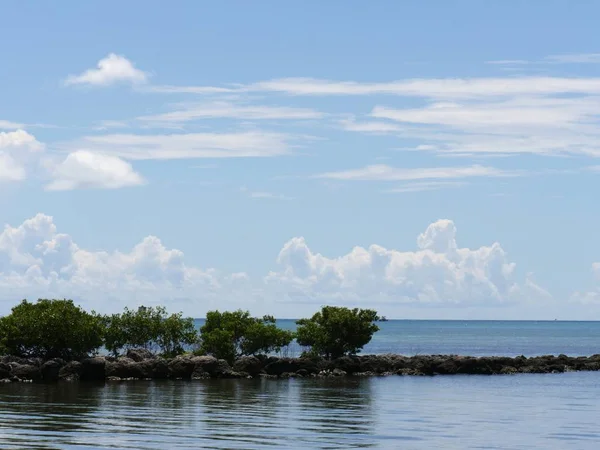 Hromada Kamení Oceánu Podél Pobřeží Florida — Stock fotografie