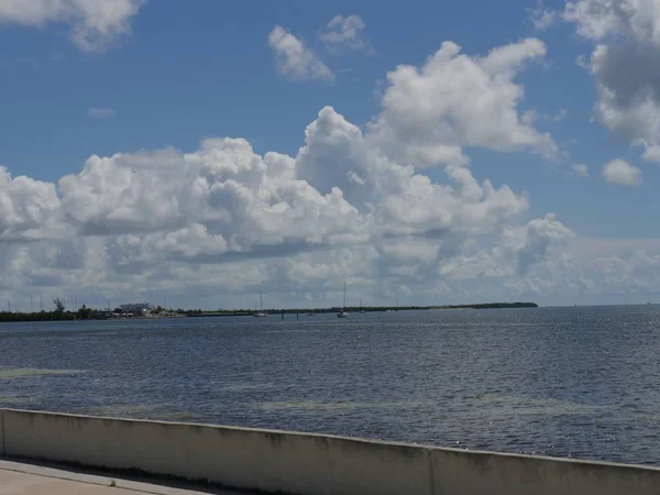 Pohled Malebného Oceánu Key West Floridě Nádhernými Mraky Krásného Dne — Stock fotografie