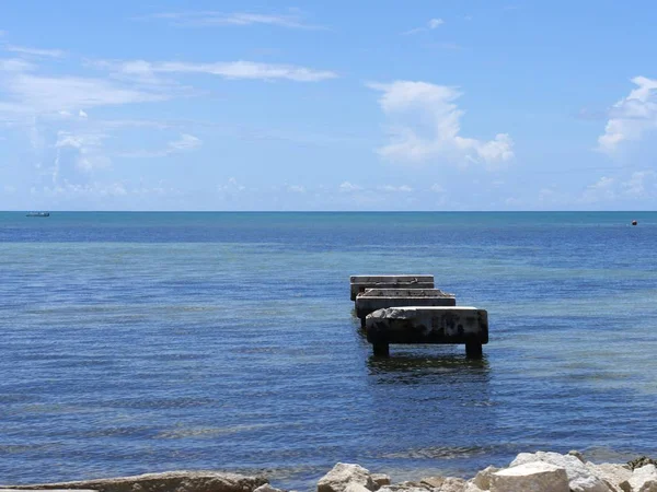 Fila Bloques Hormigón Una Playa — Foto de Stock