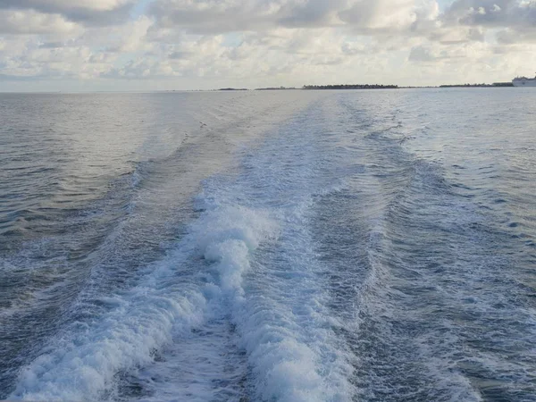 Zvlněné Vody Vytvořené Lodním Motorem Oceánu — Stock fotografie