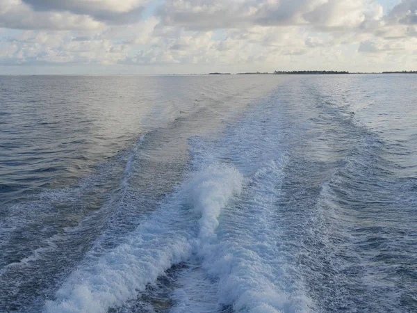 Široký Záběr Oceánu Vlnící Vodou Kterou Vytvořil Lodní Motor — Stock fotografie