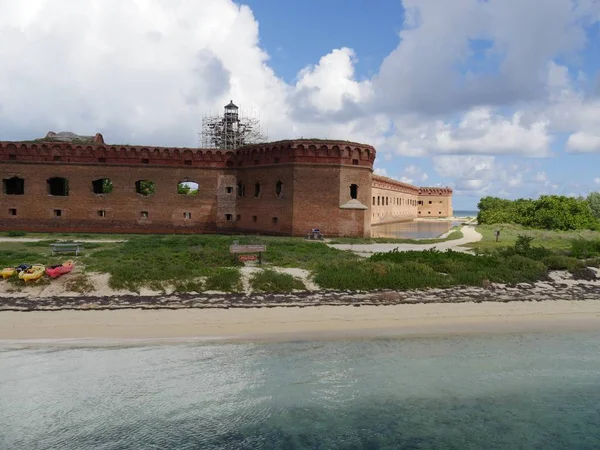 드라이 토르투가스 국립공원의 제퍼슨 Fort Jefferson 한쪽면에 아름다운 해변이 있습니다 — 스톡 사진