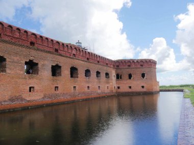 Fort Jefferson florida Dry Tortugas Milli Parkı'nda onu çevreleyen bir hendek ile.