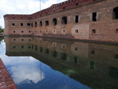 Fort Jefferson, Florida'daki Dry Tortugas Milli Parkı'ndaki hendek sularına yansıdı..