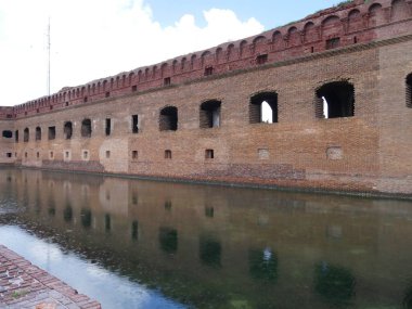 Fort Jefferson, Florida'daki Dry Tortugas Milli Parkı'ndaki hendek sularına yansıdı..