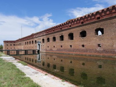 Fort Jefferson, Florida Kuru Tortugas Milli Parkı ön yan görünümü, hendek sularına yansıyan fort ile. 