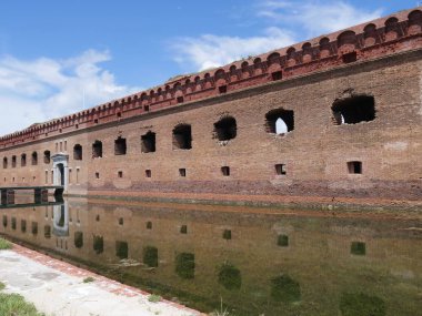 Fort Jefferson, Florida Kuru Tortugas Milli Parkı girişinde orta geniş yan görünüm çekim, hendek sularına yansıyan fort ile. 