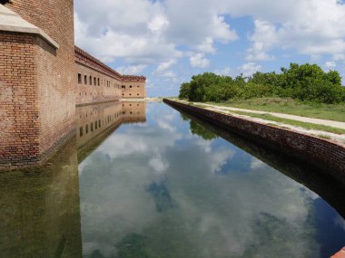Muhteşem bulutlar Fort Jefferson çevreleyen hendek yansıyan, Florida Kuru Tortugas Milli Parkı. 