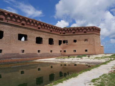 Fort Jefferson'ın bir tarafında hendek onu koruyor, Florida'daki Kuru Tortugas Milli Parkı. 