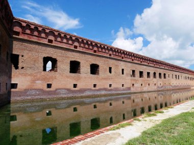 Fort Jefferson florida'daki Dry Tortugas Milli Parkı'nda hendek surroudning ile. 
