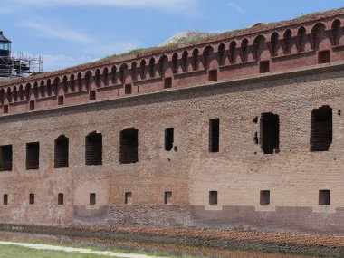 Florida'daki Dry Tortugas Milli Parkı'nda Fort Jefferson'Un bir tarafının orta yakınçekimi. 