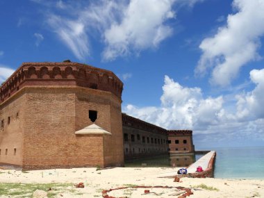 Florida'daki Dry Tortugas Milli Parkı'nda güzel bir günde Fort Jefferson'ın bir tarafının yakınlaştırılması. 
