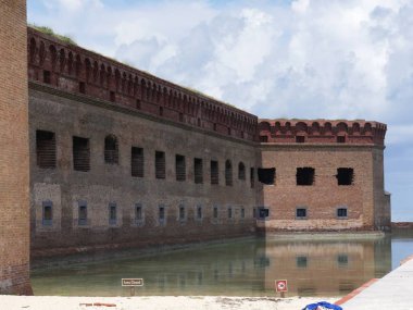 Florida'daki Dry Tortugas Milli Parkı'nda Jefferson Kalesini koruyan hendek. 