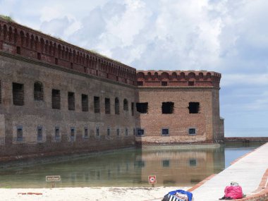 Florida'daki Kuru Tortugas Milli Parkı'nda Fort Jefferson'ı koruyan yulafın orta yakın çekimi. 