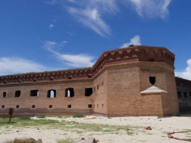 Florida'daki Dry Tortugas Milli Parkı'ndaki tarihi Fort Jefferson üzerinde güzel mavi gökyüzü.