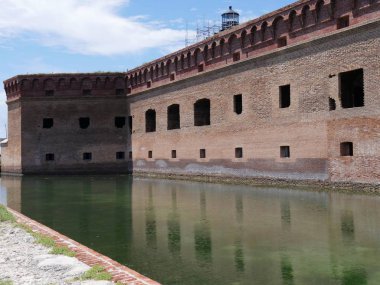 Fort Jefferson'un sol tarafındaki hendek, Florida'daki Dry Tortugas Milli Parkı'nın giriş yönüne bakıyor..