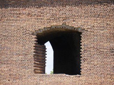 Dry Tortugas Ulusal Parkı'ndaki Fort Jefferson'daki tuğla açık pencerelerden biri, Florida.