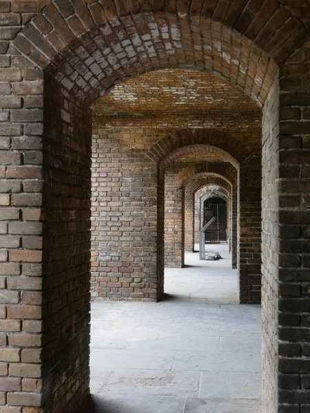 Florida'daki Dry Tortugas Milli Parkı'nda Fort Jefferson'ın içindeki kemerlerin kapatılması.