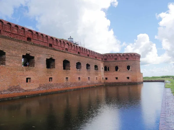 Fort Jefferson florida Dry Tortugas Milli Parkı'nda onu çevreleyen bir hendek ile.