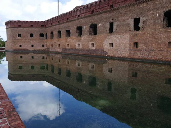 Fort Jefferson Spiegelt Sich Wasser Des Wassergrabens Trockenen Tortugas Nationalpark — Stockfoto