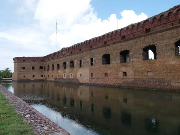 Dry Tortugas Ulusal Parkı'nda Fort Jefferson'ı çevreleyen hendek, Florida.