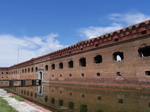 Fort Jefferson girişinin yan görünümü, Florida Kuru Tortugas Milli Parkı, hendek sularına yansıyan fort ile. 