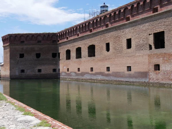 Fort Jefferson'un sol tarafındaki hendek, Florida'daki Dry Tortugas Milli Parkı'nın giriş yönüne bakıyor..