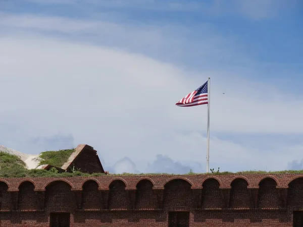 Szeroki Strzał Górnej Części Fort Jefferson Flagą Usa Pływające Słupa — Zdjęcie stockowe