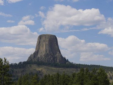 Güzel bir günde görülen, Amerika'nın ilk ulusal anıtı olan Wyoming'deki Devils Kulesi'nin orta geniş manzarası.