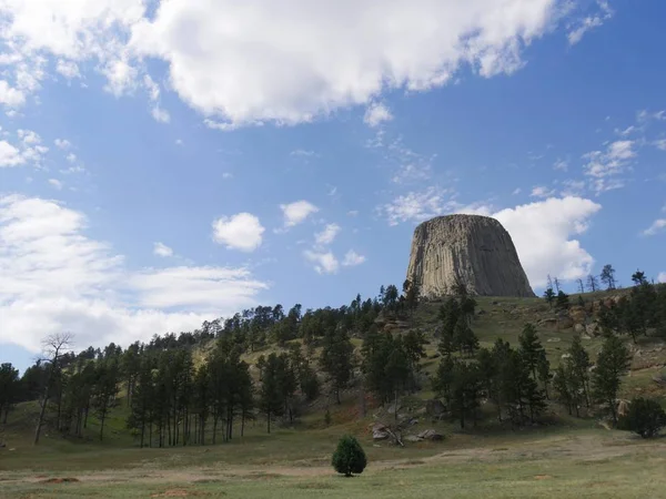Amplio Plano Ascendente Torre Del Diablo Wyoming Con Hermosas Nubes — Foto de Stock